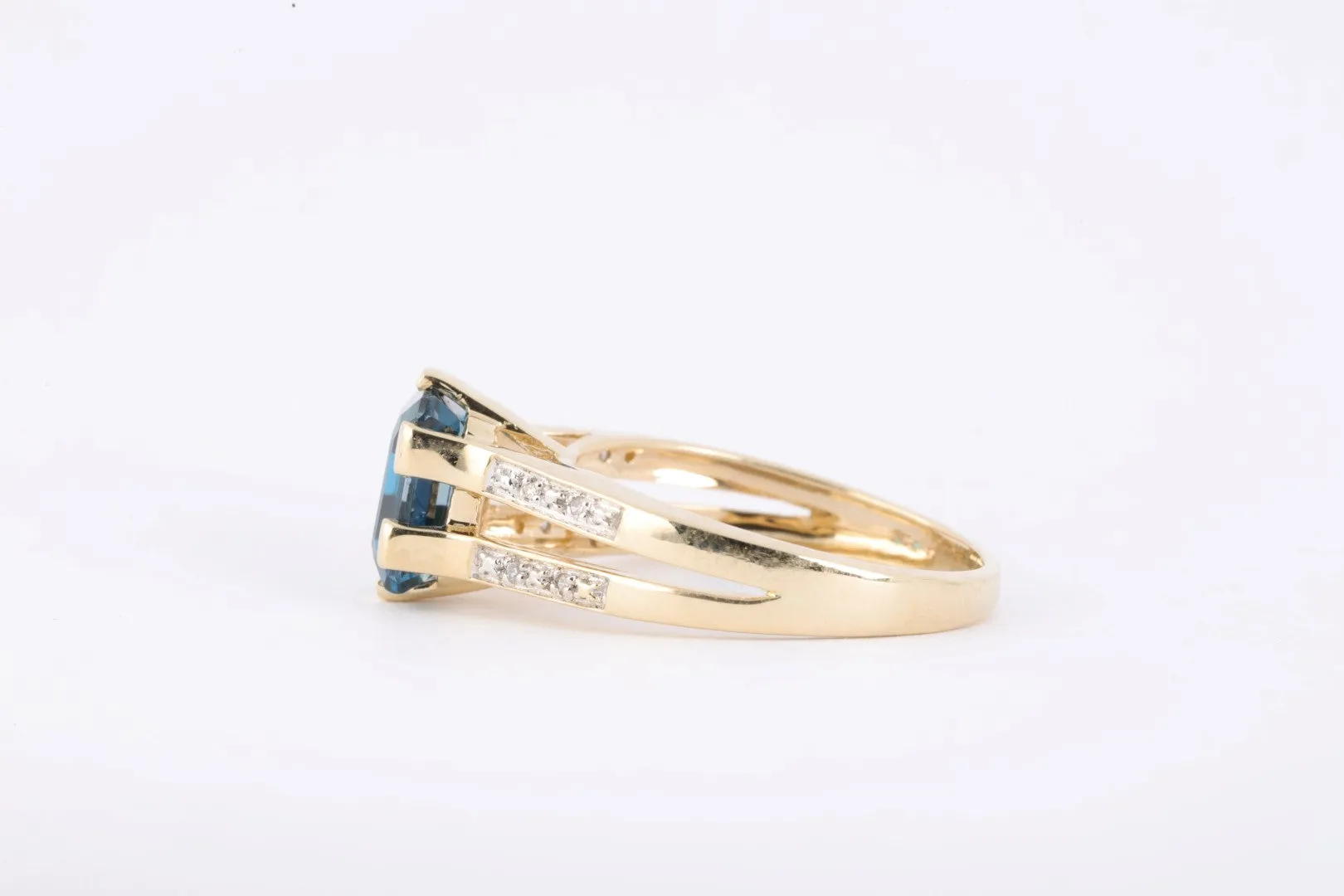 14k Yellow Gold 1.50tcw London Blue Topaz 0.04tcw Diamond Ring Size 6 (3.00g.)