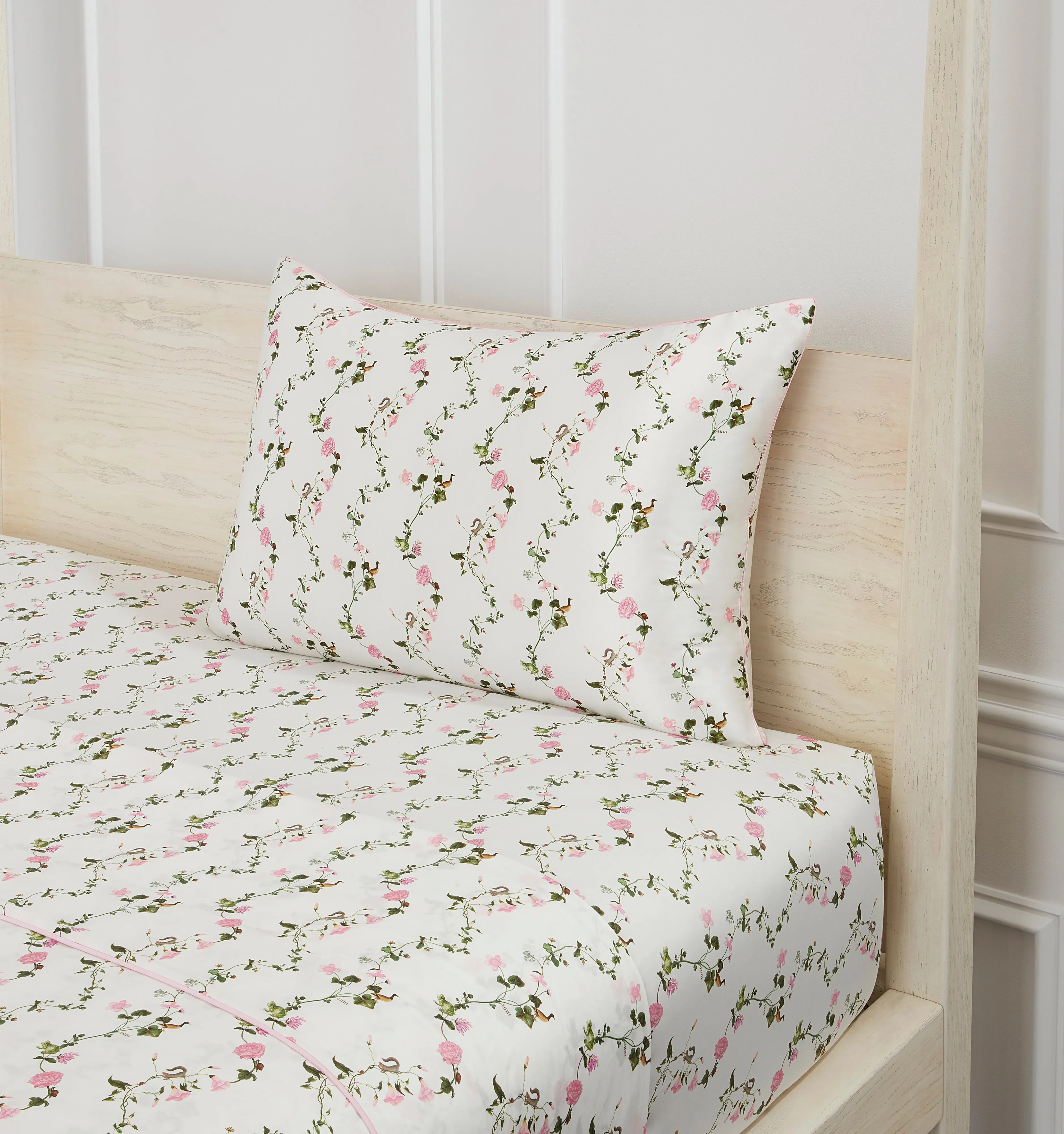 The Sisi Silk Pillowcase - Pink Pond Floral